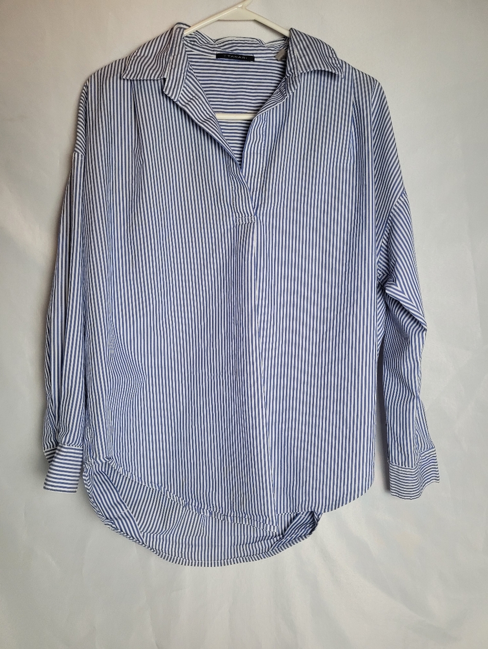 T Tahari Women's Medium Blue Stripe Pop Over Vneck Long Sleeve Blouse Collared